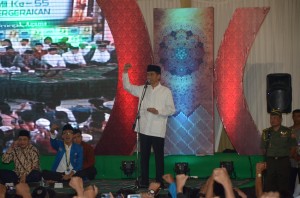 Presiden Jokowi memberikan sambutan pada peringatan Harlah PMII, di Masjid Al Akbar, Surabaya, Jumat (17/4) malam