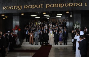 Presiden Jokowi bersama-sama peserta Konferensi Parlemen Asia Afrika, di Gedung DPR-RI, Jakarta, Kamis (23/4)