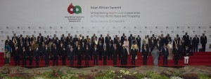 Para peserta KTT Asia Afrika ke-60 bersama Presiden Jokowi dalam sesi foto bersama, di JCC, Jakarta, Rabu (22/4)
