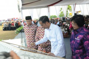 Presiden Jokowi didampingi Menteri LHK Siti Nurbaya dan Gubernur NTB menandatagani prasasti Taman Nasional Tambora, di Dompu, NTB, Sabtu (11/4)