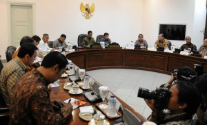 Presiden Jokowi didampingi Wapres Jusuf Kalla memimpin rapat terbatas perisapan Peringatan KTT Asia Afrika ke-60, di kantor Presiden, Jakarta, Kamis (2/4)