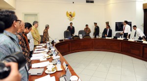 Presiden Jokowi didampingi Wakil Presiden Jusuf Kalla memimpin ratas terbatas finalisasi pelaksanaan Peringatan 60 Tahun KAA, di kantor Presiden, Jakarta, Jumat (17/4)