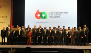 Presiden Jokowi berfoto bersama peserta Asian African Business Summit, di JCC, Jakarta, Selasa (21/4)