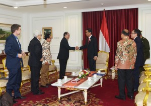 Presiden Jokowi menerima delegasi World Islamic Economic Forum yang dipimpin Ketuanya Tan Musa, di kantor Presiden, Jakarta, Selasa (21/4) sore