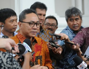 Ketua MPR-RI Zulkifli Hasan menjawab wartawan seusai menemui Presiden Jokowi, di Istana Negara, Jakarta, Senin (20/4)