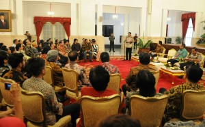 Presiden Jokowi memberikan sambutan saat menerima pengurus ASIRI dan PAPRI, di Istana Negara, Jakarta, Senin (18/5)