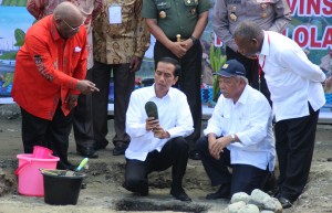 Presiden Jokowi didampingi Wagub Papua dan Menteri PUPR meletakkan batu pertama pembangunan fasilitas PON 2020, di Jayapura, Papua, Sabtu (9/5)