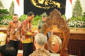 Presiden Jokowi memukul gong tanda pembukaan Munas Gabungan Pengusaha Jamu Tradisional ke-7, di Istana Negara, Jakarta, Senin (25/5)