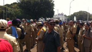 Para Kepala Desa dan Perangkat Desa saat berunjuk rasa, di halaman Istana Merdeka, Jakarta, Rabu (27/5) siang