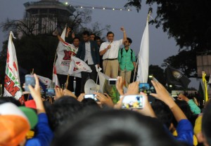 Kepala Staf Kepresidenan Luhut Pandjaitan didampingi Seskab Andi Widjajanto menemui mahasiswa pendemo, di halaman Istana Merdeka, Jakarta, Kamis (21/5) petang