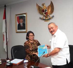 Deputi Perekonomian Setkab Ratih Nurdiati menerima dokumen pembangunan MRT dari Gubernur Sumsel Alex Nordin, di kantor Setkab, Senin (11/5)