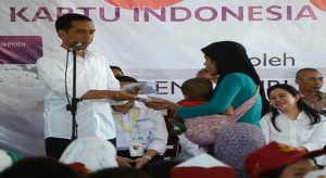 Presiden Jokowi dalam satu kesempatan menyerahkan KIS kepada rakyat