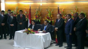 Presiden Jokowi dan PM PNG Peter O'Neill menyaksikan penandatangani kerjasama oleh Menlu kedua negara, di Port Moresby, Selasa (12/5)