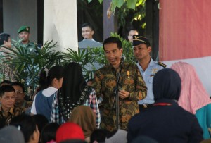 Presiden Jokowi membagikan KIS kepada warga di Dermaga Poutere, Makassar, Sulsel, Jumat (23/5)