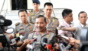 Kapolri Jenderal Badrodin Haiti menjawab wartawan di Istana Negara, Jakarta, Senin (18/5)
