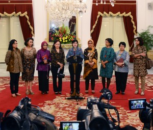 Pansel KPK dipimpin Ketuanya Destry Damayanti memberikan keterangan pers seusai diterima Presiden Jokowi, di Istana Merdeka, Jakarta, Senin (25/5) sore