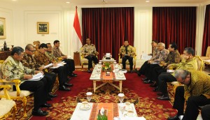 Suasana konsultasi antara pimpinan DPR-RI yang dipimpi ketuanya Setya Novanto dengan Presiden Jokowi yang didampingi sejumlah menteri, di kantor Presiden, Jakarta, Senin (18/5)