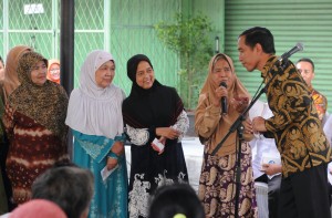 Presiden Jokowi berdialog dengan warga penerima KIS dan KKS, di Kampung Melayu, Jakarta Timur, Rabu (13/5)