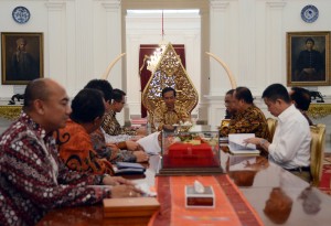 Presiden Jokowi didampingi sejumlah menteri menerima pengurus PII, di Istana Negara, Jakarta, Selasa (19/5)