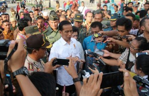 Presiden Jokowi menjawab wartawan soal pembangunan smelter, saat berkunjung ke Kab. Parigi Moutong, Sulteng, Jumat (29/5) sore