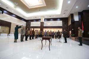 Mensesneg Pratikno melantik Kasetpres dan 5 pejabat yang bertugas di Setwapres, di Aula Gedung I Kemensetneg, Jakarta, Selasa (26/5)