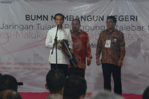 Presiden Jokowi memukul tifa tanda dimulainya pembangunan Sulawesi - Maluku - Papua Cable System, di Merauke, Minggu (10/5) malam