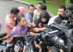 Menteri BUMN Rini Soemarno menjawab wartawan soal impor beras, di kawasan Istana Negara, Jakarta, Jumat (15/5) pagi