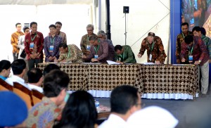 Presiden Jokowi menyaksikan penandatanganan kontrak jual beli gas, di Bantul, DI Yogyakarta, Senin (4/5)