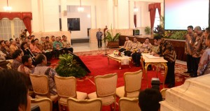 Presiden Jokowi didampingi sejumlah menteri menyaksikan penandatangan kerjasama antar BUMN, di Istana Negara, Jakarta, Senin (18/5) sore