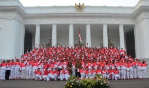 Presiden Jokowi, di halaman Istana Merdeka, Jakarta, Selasa (26/5) sore, berfoto bersama atlet Indonesia yang akan berlaga di Sea Games k-28, di Singapura, Juni mendatang.