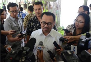 Menteri ESDM Sudirman Said menjawab wartawan seusai mengikuti Sidang Kabinet Paripurna, di kantor Presiden, Jakarta, Selasa (19/5)