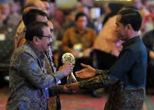 Presiden Jokowi memberikan penghargaan kepada Gubernur Jatim Soekarwo dalam Rakornas TPID, di Hotel Sahid, Jakarta, Rabu (27/5) pagi