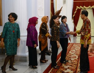 Presiden Jokowi untuk pertama kalinya menerima 9 Srikandi Pansel KPK, di Istana Merdeka, Jakarta, Senin (25/5) sore