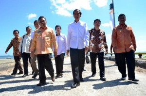 Presiden Jokowi saat meninjau lokasi Kawasan Ekonomi Khusus Tanjung Kelayan, Belitung, Babel, Sabtu (20/6)