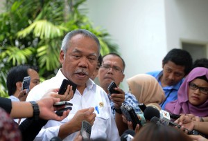 Menteri PUPR Basuki Hadimuljono menjawab wartawan, di kantor Presiden, Jakarta, Senin (22/6)