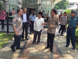 Presiden Jokowi, Wapres Jusuf Kalla, Dubes Inggris Moazzam Malik, di halaman depan Masjid Baiturrahim, Kompleks Istana Kepresidenan, Jakarta, Jumat (19/6)