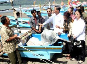 Presiden Jokowi berdialog dengan nelayan di Teluk Penyu, Cilacap, Jateng, Selasa (30/6)