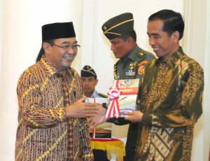 Ketua BPK Harry Azhar Azis menyerahkan LKPP 2014 kepada Presiden Jokowi, di Istana Bogor, Jabar, Jumat (5/6)