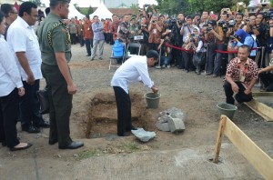 Presiden Jokowi meletakkan batu pertama pembangunan Pasar Manis, Kelurahan Kedung Wuluh, Kecamatan Purwokerto Barat, Kabupaten Banyumas, Selasa (30/6) siang