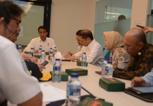 Presiden Jokowi langsung memimpin rapat terbatas menyangkut dwelling time, di Pelabuhan Tanjung Priok, Jakarta, Rabu (17/6)