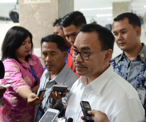 Menteri ESDM Sudirman Said menjawab wartawan seusai rapat terbatas tentang timah, di kantor Kepresidenan, Jakarta, Kamis (25/6)