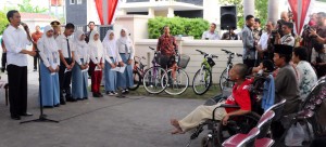 Presiden Jokowi memberi pesan kepada penerima KIS, KIP, dan KKS dalam kunjungan ke Balai Desa Borobudur, Kec. Borobudur, Kab. Magelang, Jateng, Selasa (2/6) sore