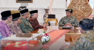 Presiden Jokowi masih berseragam militer seusai melihat latiham tempur TNI AD menerima kunjungan PP Muhammadiyah, di Istana Merdeka, Jakarta, Selasa (16/6) sore