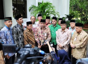 Pimpinan 12 ormas Islam memberikan keterangan kepada wartawan seusai diterima Presiden Jokowi, di Istana Merdeka, Jakarta, Rabu (17/6)