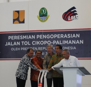 Presiden Jokowi didampingi Menteri PUPR dan Gubernur Jabar meresmikan pengoperasian jalan tol Cikampek-Palimenan, di Cikopo, Purwakarta, Jabar, Sabtu (13/6)
