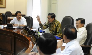 Presiden Jokowi saat memimpin rapat terbatas tentang dana talangan Lapindo, di kantor Presiden, Jakarta, Kamis (18/6) siang