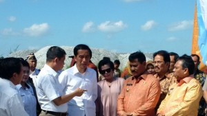 Presiden Jokowi berbincang dengan Menhub dan Gubernur Babel di sela peresmian Pelabuhan Tanjung Batu, Kab. Belitung, Babel, Sabtu (20/6)