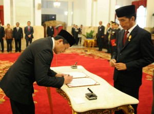 Presiden Jokowi saat melantik Triawan Munaf sebagai Kepala Badan Ekonomi Kreatif, di Istana Negara, Jakarta, beberapa waktu lalu