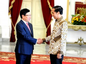 Presiden Jokowi menyambut Wakil PM Vietnam Pham Binh Minh, di Istana Merdeka, Jakarta, Kamis (25/6)
