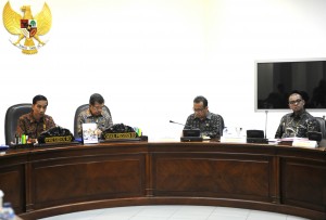 Presiden Jokowi saat memimpin rapat terbatas di kantor Presiden, Jakarta, Rabu (3/6) sore
